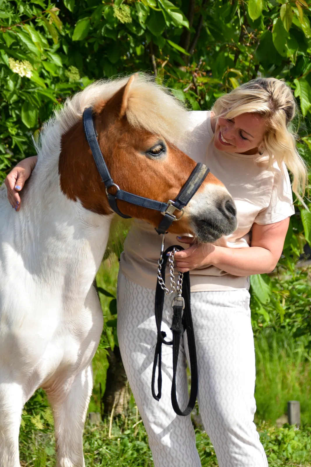 Sheila met een pony